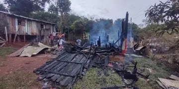 Aristóbulo del Valle: una vivienda terminó reducida a cenizas tras un incendio