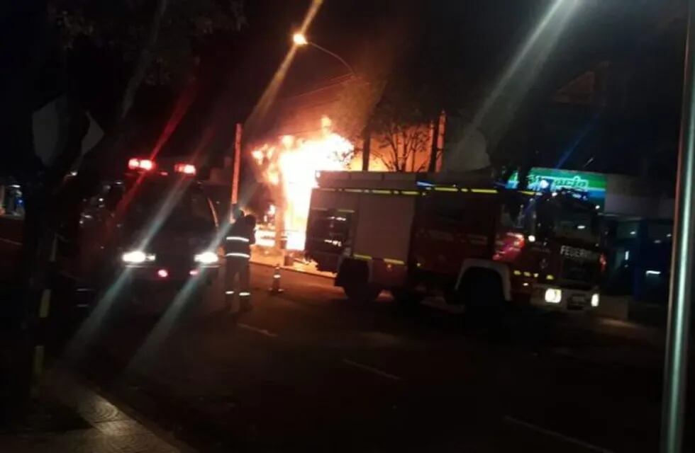 Anoche se incendió un local comercial de Puerto Rico. Las llamas arrasaron con los electrodomésticos y la mercadería en general.