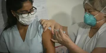 Gisel Videla, la enfermera del hospital Lagomaggiore que fue la primera en recibir la vacuna Sputnik V en el lanzamiento de la campaña. Orlando Pelichotti/Los Andes