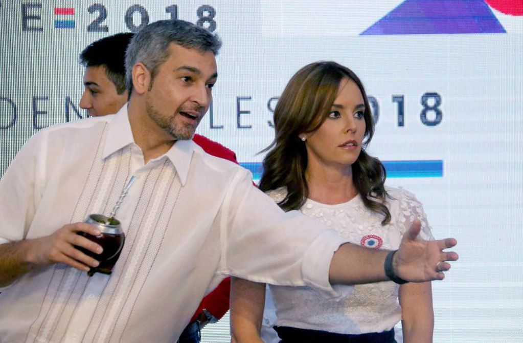 Abdo Benítez junto a su esposa Silvana López Moreira tras una conferencia de prensa.
