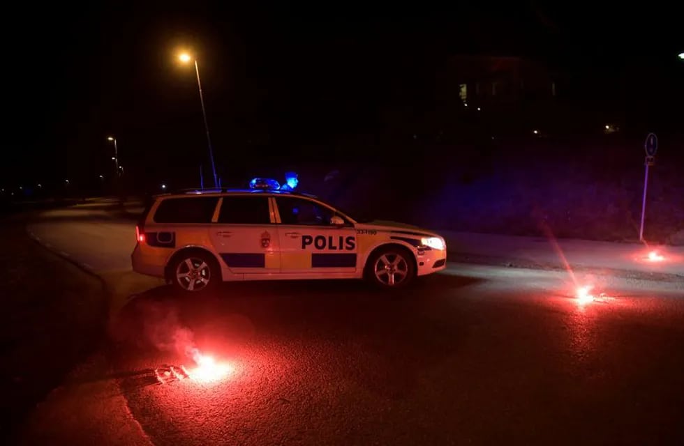 DMCF01. Marsta (Sweden), 07/04/2017.- Police block off a road in Marsta, Sweden 07 April 2017. Police have arrested a man in Marsta, north Stockholm on Friday evening. He is suspected of being involved in the attack on Drottninggatan where four people wer