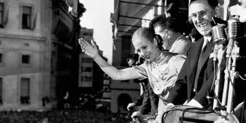 Eva Duarte y e general Perón durante el acto del 17 de octubre. (Clarín) 