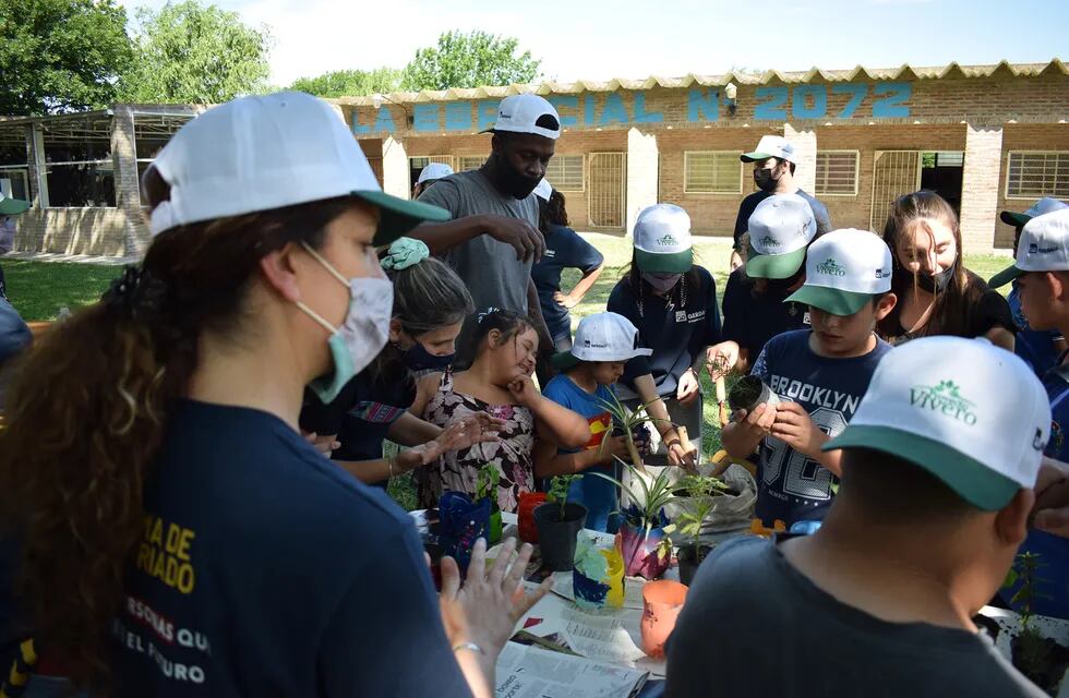 Voluntarios de Gerdau desarrollaron actividades en el vivero de la Escuela Especial de Pérez (Gerdau)