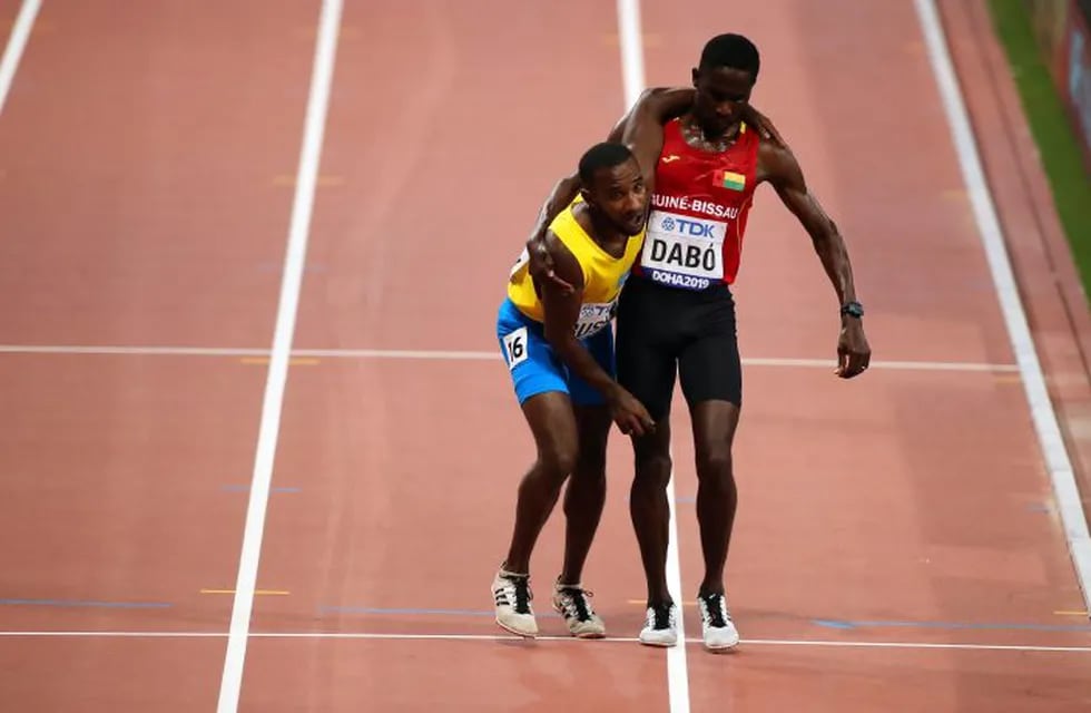 El gesto que emocionó en Doha 2019: un atleta ayudó a otro a cruzar la meta. (EFE)