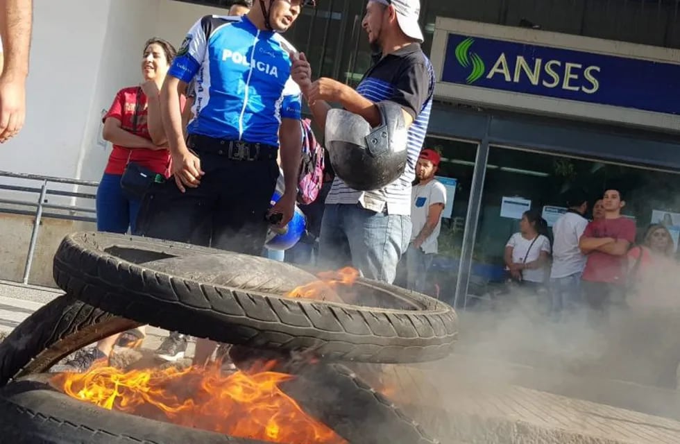 Protesta en Anses por el pago de un bono de 5 mil pesos