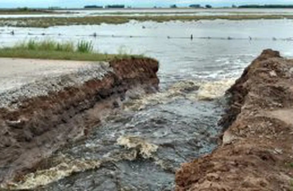 La Provincia debió cortar la Ruta Provincial 94 para atenuar el impacto del agua en Teodelina.