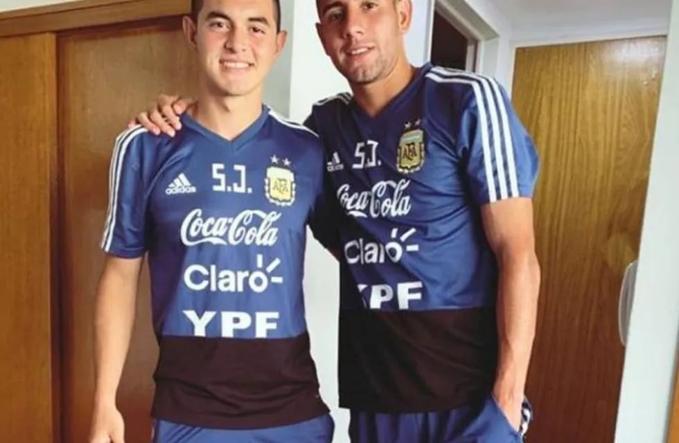 Los formoseños Maximiliano Lovera y Manuel Insaurralde posando con la vestimenta de la selección argentina sub 20