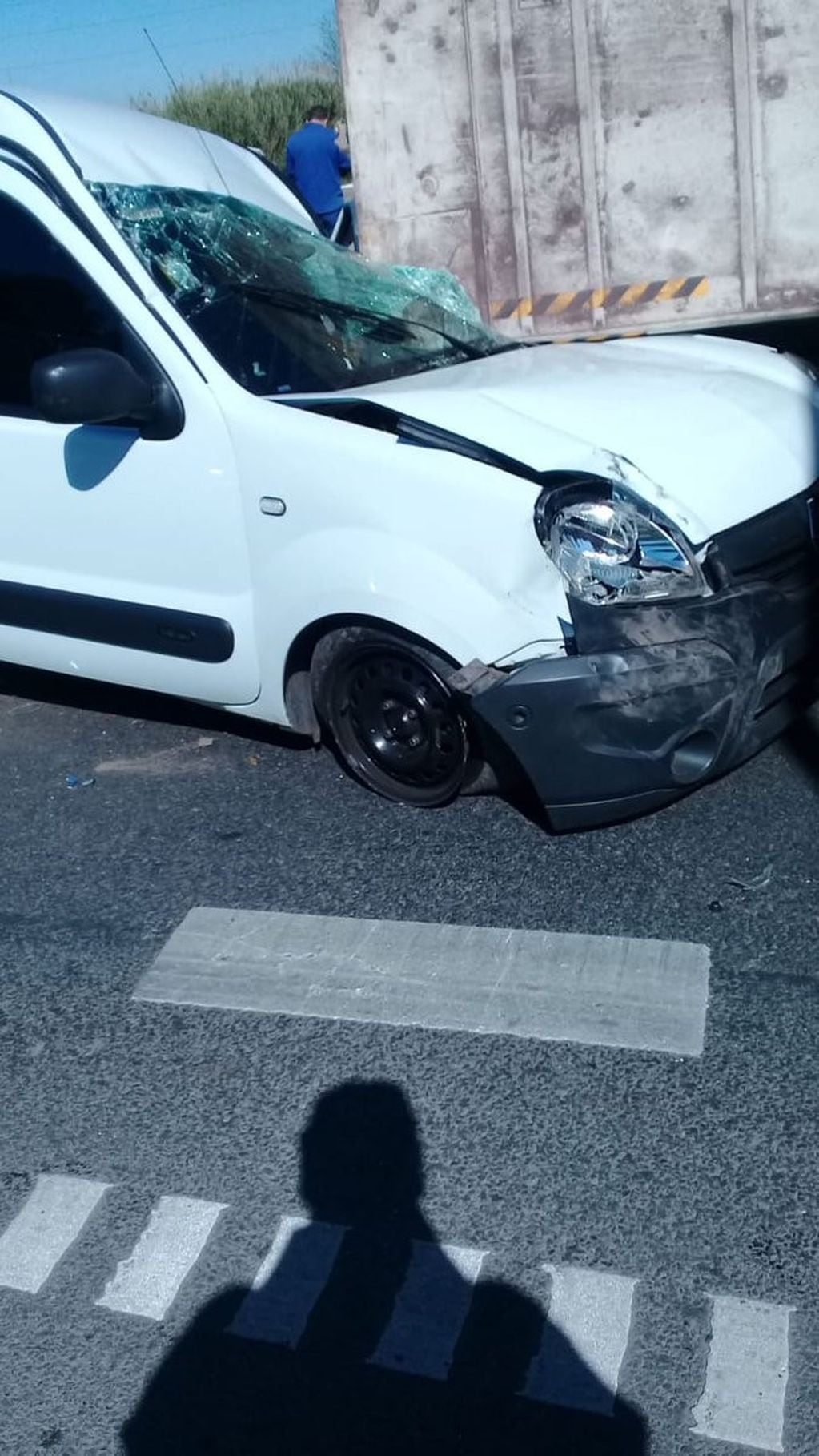 Los ocupantes de una Renault Kangoo salieron ilesos del choque. (@pedrolevyok)