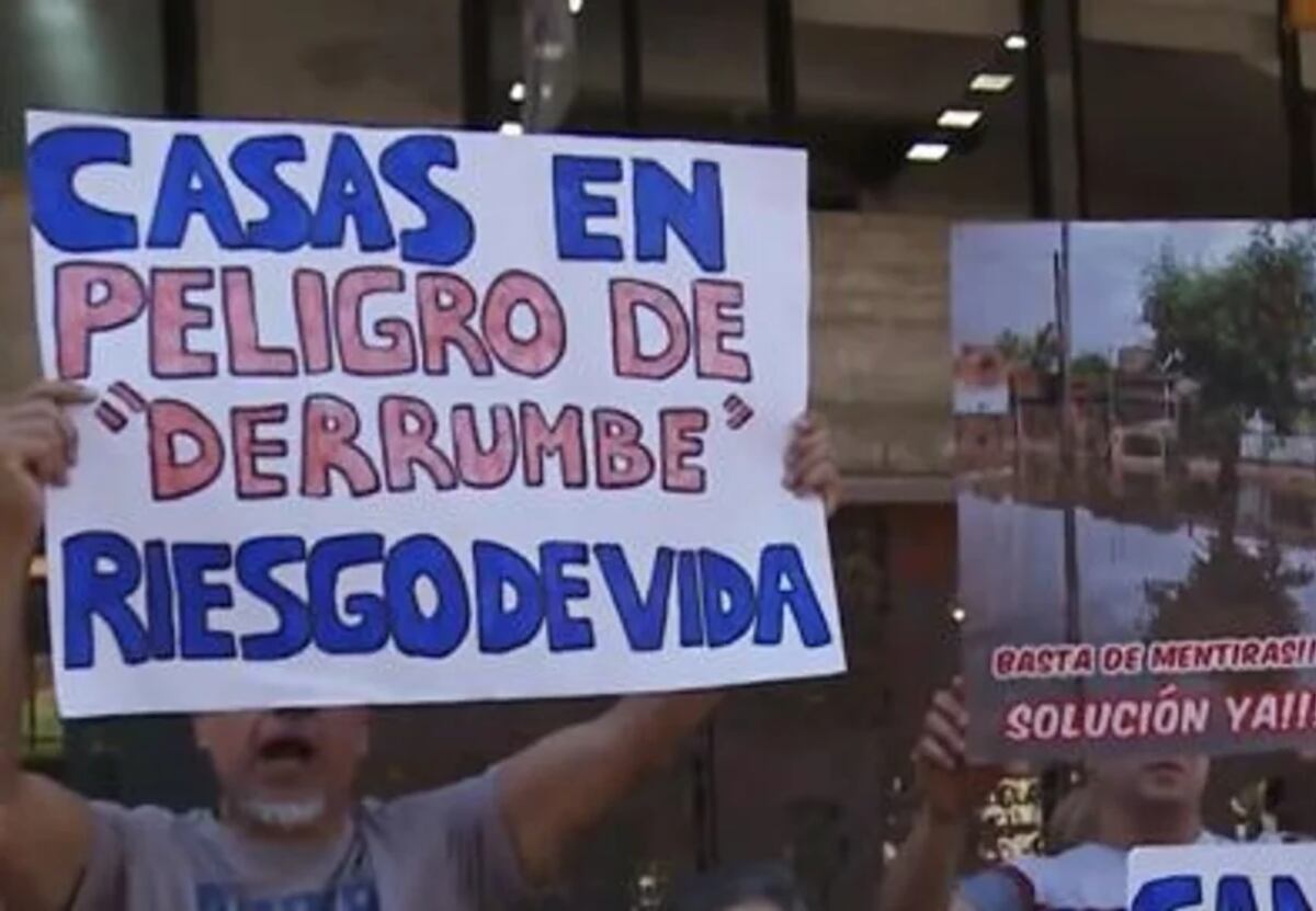 Denuncian riesgo de vida en un barrio de Córdoba por el hundimiento de viviendas thumbnail