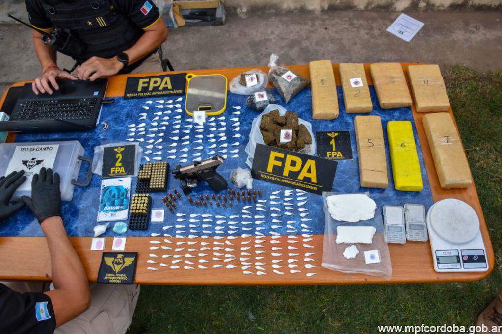 Se logró el secuestro de aproximadamente 6 kg de marihuana, 2.741 dosis de cocaína, 85 plantas de cannabis sativa, tres armas de fuego y más de un millón de pesos.