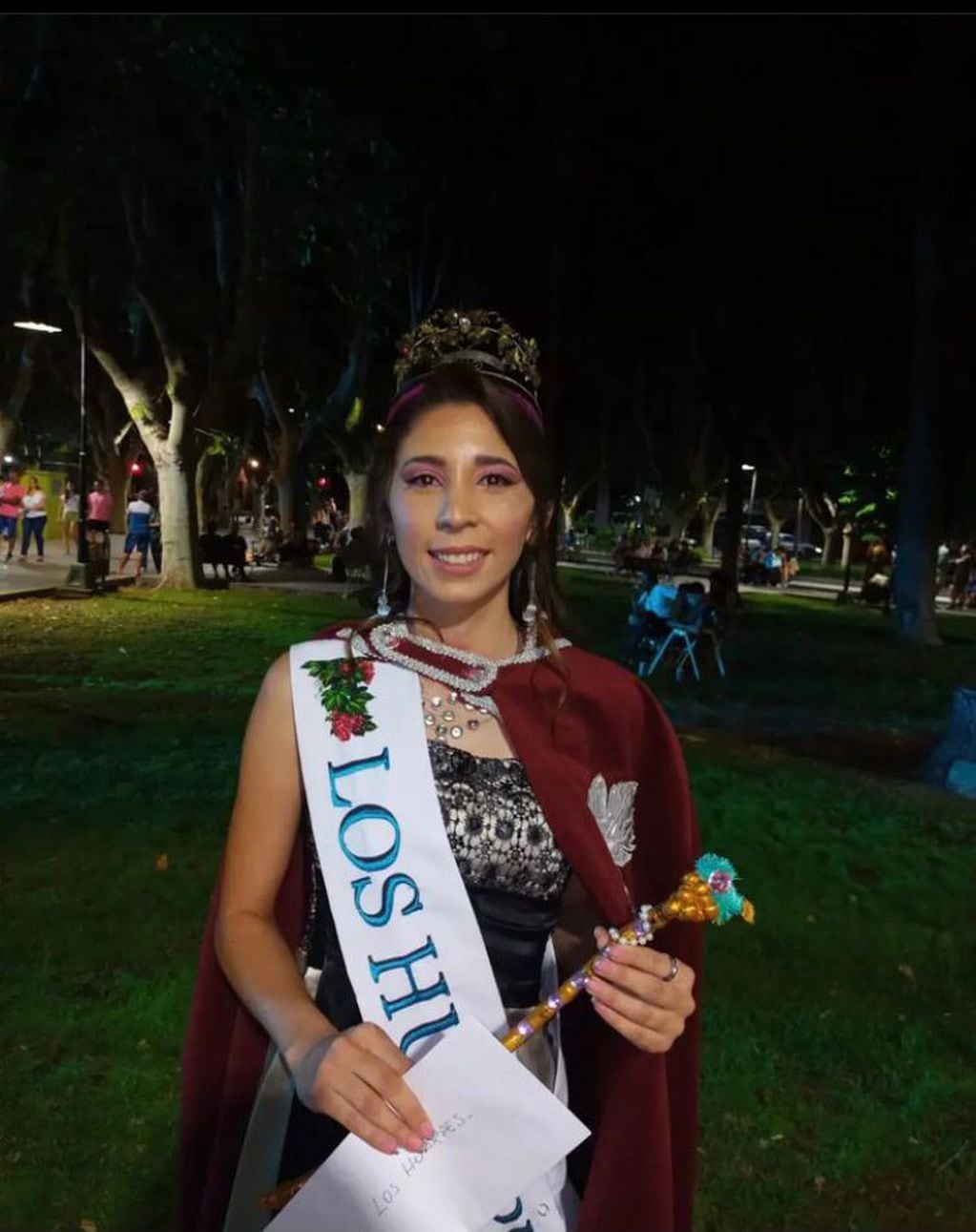 Es candidata a reina departamental de Rivadavia por parte del distrito Los Huarpes. 