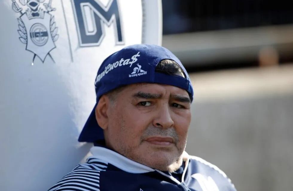 AME104. LA PLATA (ARGENTINA), 08/02/2020.- El director técnico de Gimnasia y Esgrima, Diego Maradona (c) es visto, este sábado, durante un partido entre Gimnasia y Esgrima ante Patronato por la Superliga del Fútbol Argentino, en el estadio Juan Carmelo Zerillo de La Plata, Buenos Aires (Argentina). EFE/ Demian Alday Estévez