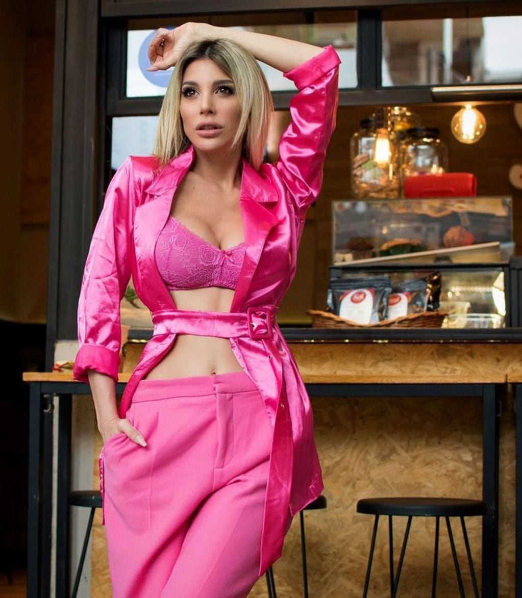 El sensual vestuario de Stefy Xipolitakis para ir a trabajar: conjunto rosa y corpiño a la luz