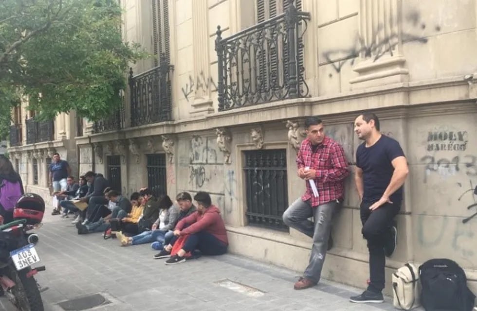 Largas filas para conseguir trabajo en la Municipalidad de La Plata