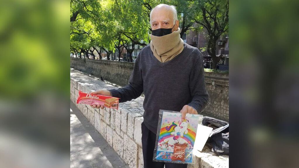 Tiene 74 años y subsite con sólo 13 mil pesos mensuales, por eso vende en los semáforos de Córdoba para poder tener ingresos extras.