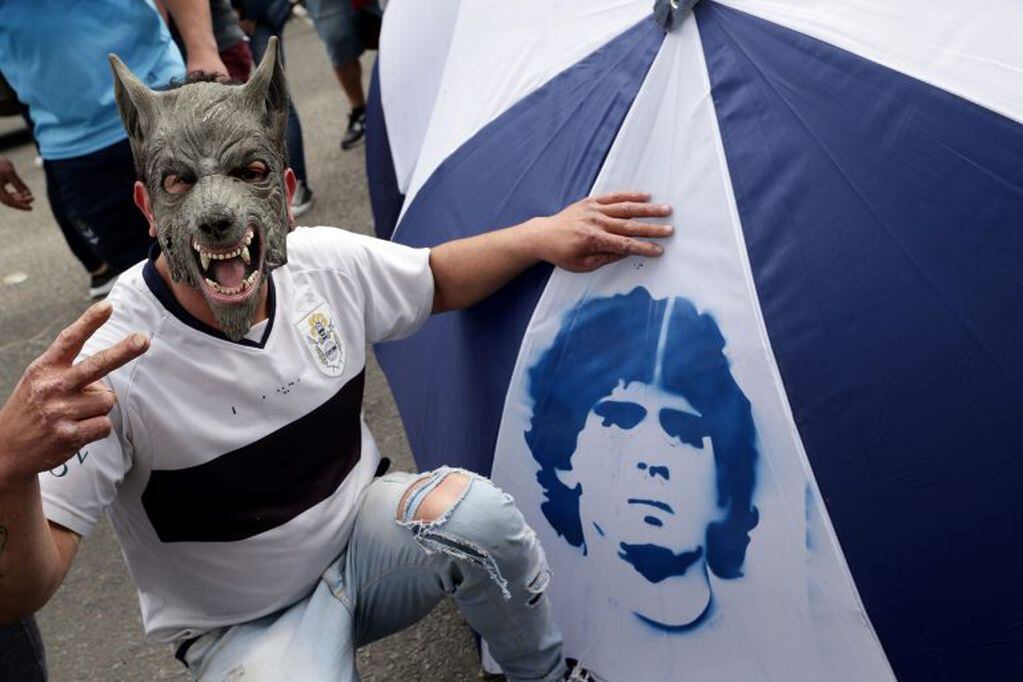 El color en la presentación de Maradona en Gimnasia (Foto: ALEJANDRO PAGNI / AFP)