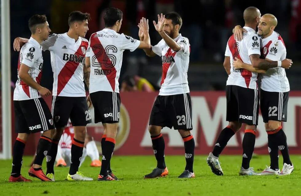Argentina's River Plate players celebrate at the end of their match against Colombia's Independiente Santa Fe during the Copa Libertadores football match at Nemesio Camacho El Campin stadium in Bogota, on May 3, 2018. / AFP PHOTO / Raul ARBOLEDA colombia bogota  futbol copa libertadores 2018 futbolistas partido Independiente Santa Fe vs River Plate
