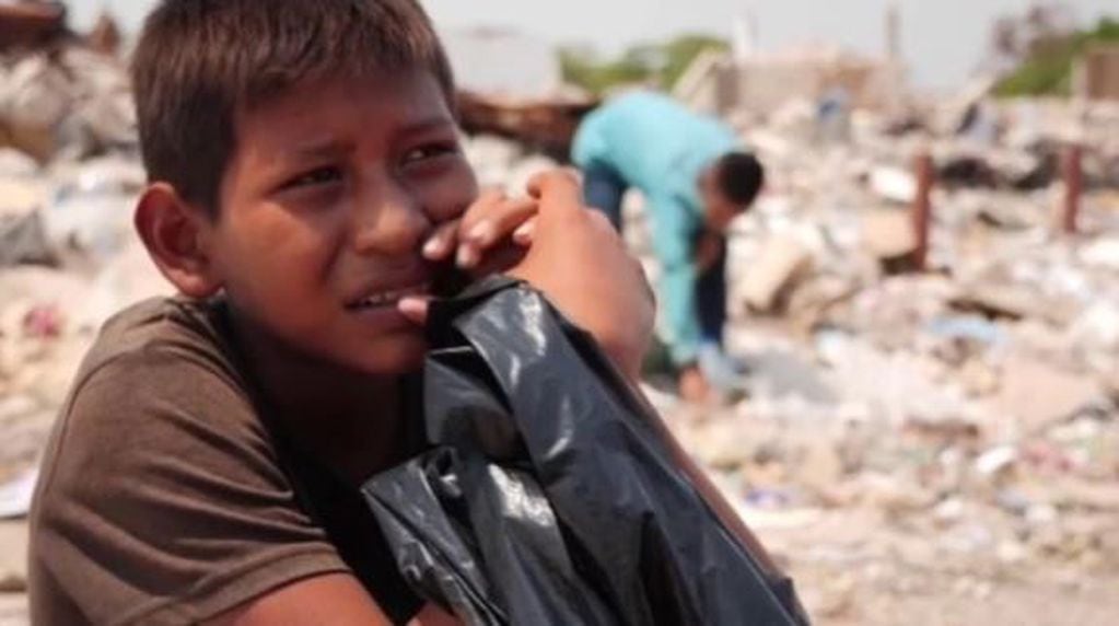 Niños venezolanos revuelven la basura en busca de comida (Twitter)