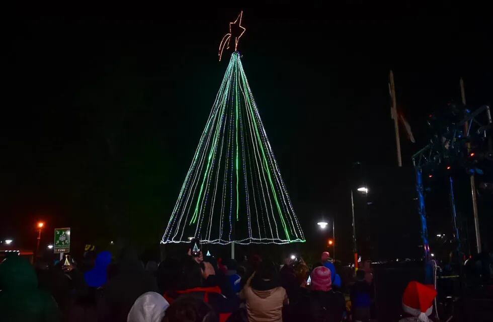 Vecinos de la comunidad disfrutaron del encendido del árbol de navidad