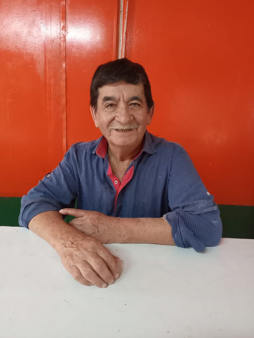 Don Víctor tiene 67 años, se dedica a la gastronomía hace más de 40 y su rotisería se volvió viral en redes