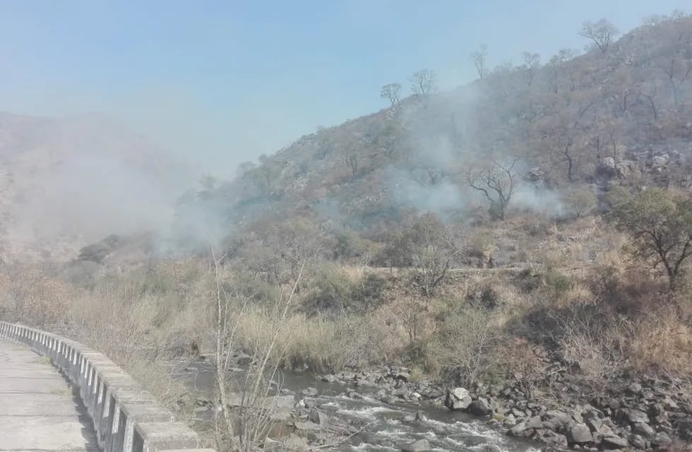 La Calera: el fuego cerca de las vías del Tren de Las Sierras.