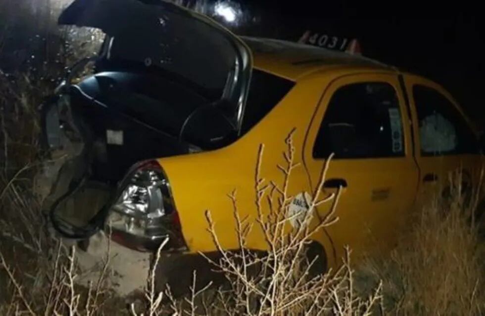Taxi chocado por esquivar un zorro en Del Campillo, Córdoba