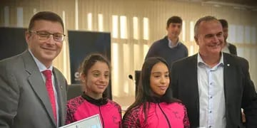 Emilia Acosta y Lucía Gonzalez, gimnastas del Crear Club, fueron distinguidas por el Concejo Municipal