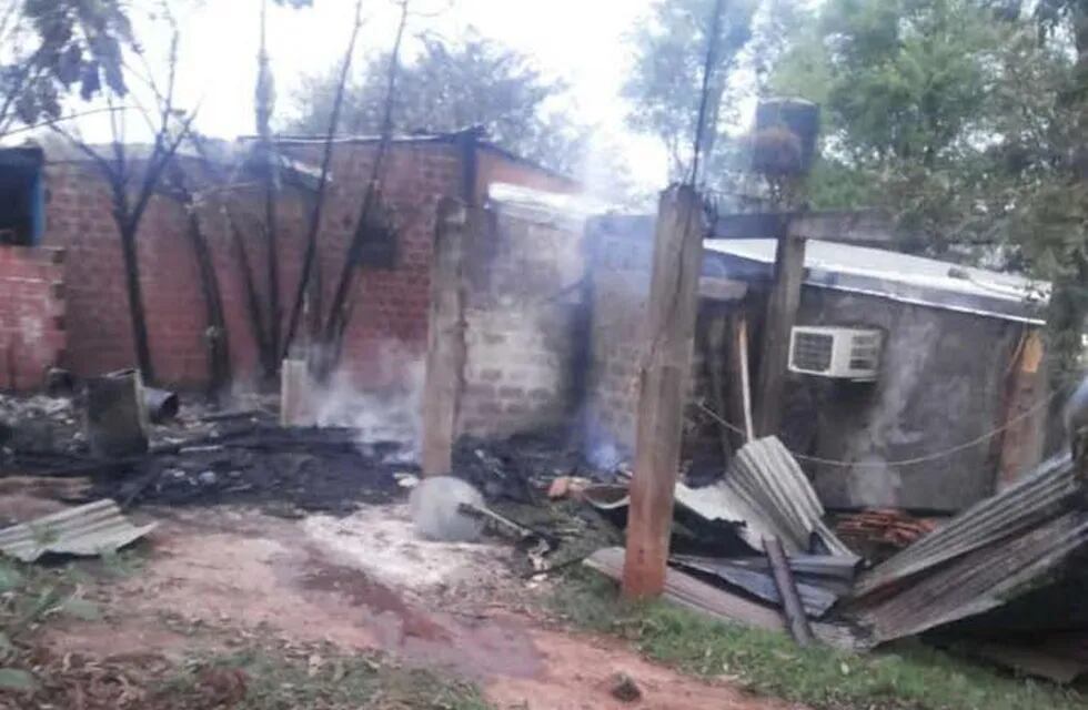 Puerto Iguazú: bomberos trabajaron en el incendio de una casa y en un despiste de auto.