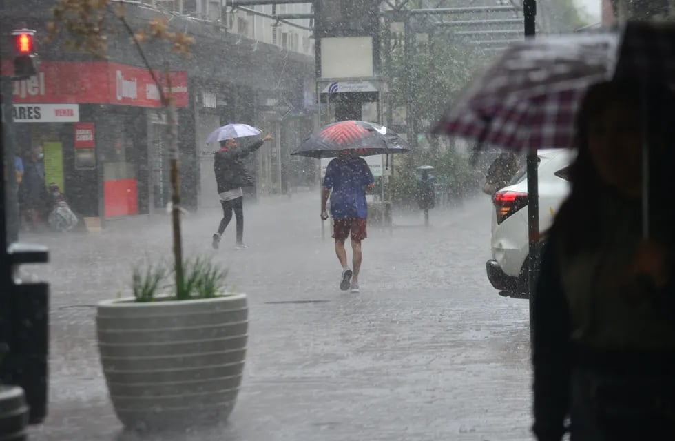 Una intensa lluvia cayó en Córdoba antes del mediodía de este martes. (Pedro Castillo/LaVoz).