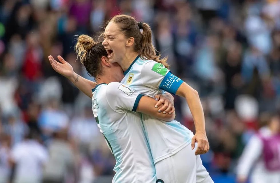 10 June 2019, France, Paris: Argentina's Estefania Banini (R) and  Aldana Cometti celebrate during the FIFA Women's World Cup Group D soccer match between Argentina and Japan at Le Parc des Princes stadium. Photo: Mark Smith/ZUMA Wire/dpa