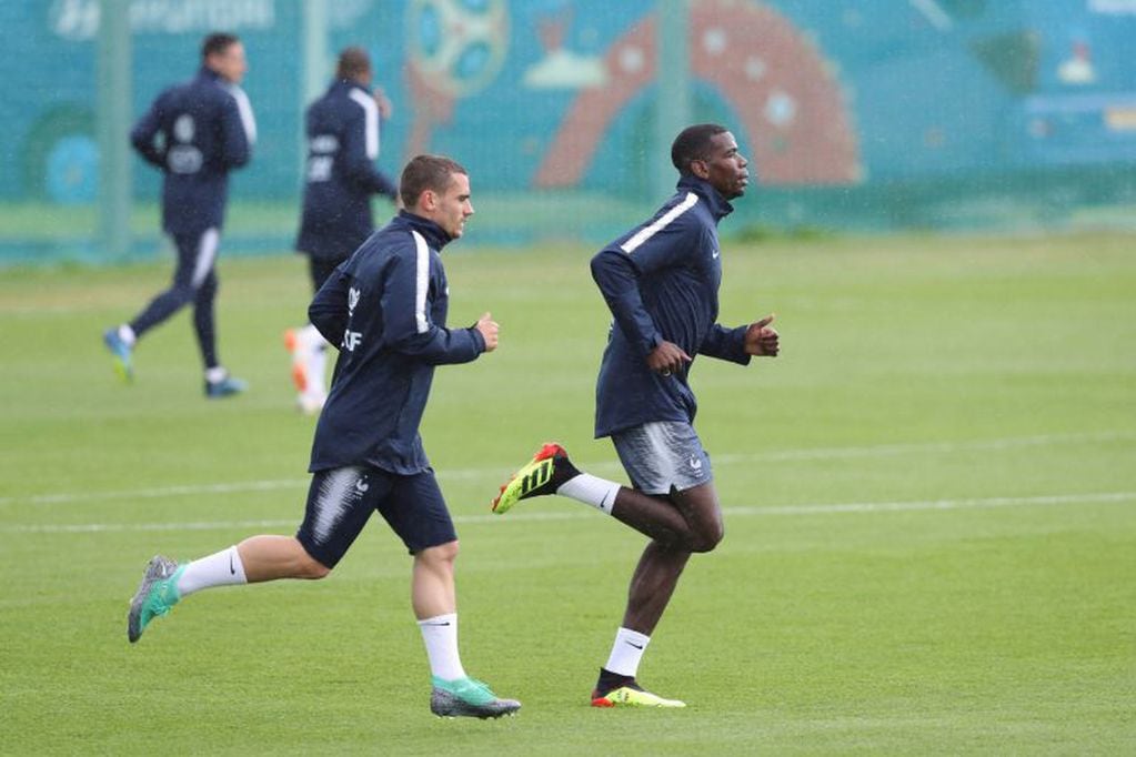 Kylian Mbappe y Paul Pogba durante el entrenamiento del lunes. Foto: AP /David Vincent)