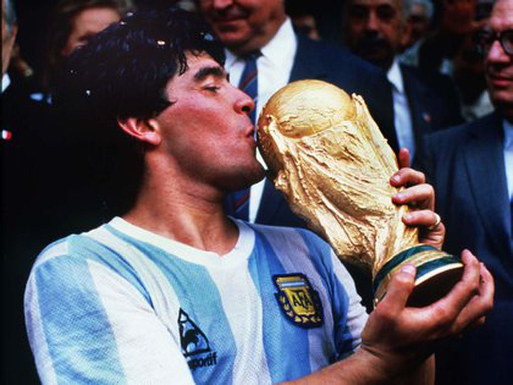 Diego Armando Maradona con la Copa del Mundo en México 1986. 