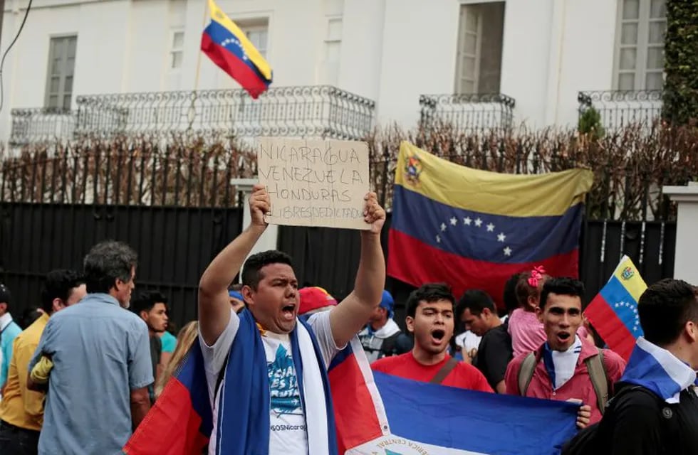 Venezuelans living in Costa Rica protest against Venezuelan President Nicolas Maduro's government in front of the embassy of Venezuela in San Jose, April 30, 2019. REUTERS/Juan Carlos Ulate