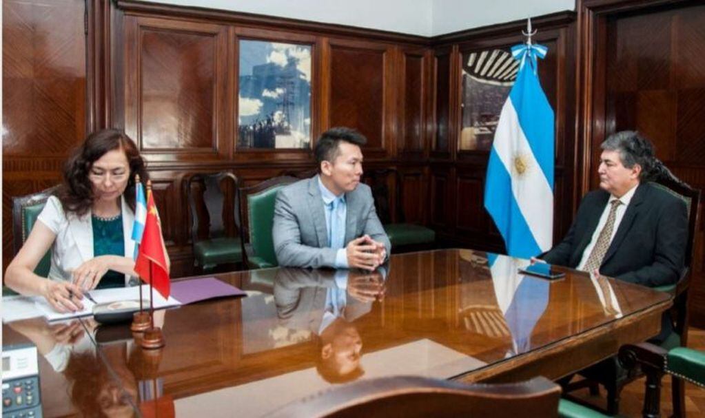 El secretario de Energía de la Nación, Sergio Lanziani, en diálogo con el encargado de Negocios de la Embajada de la República Popular China en Argentina, Wang Xiaolin, y la consejera Económico-Comercial, Xia Diya.
