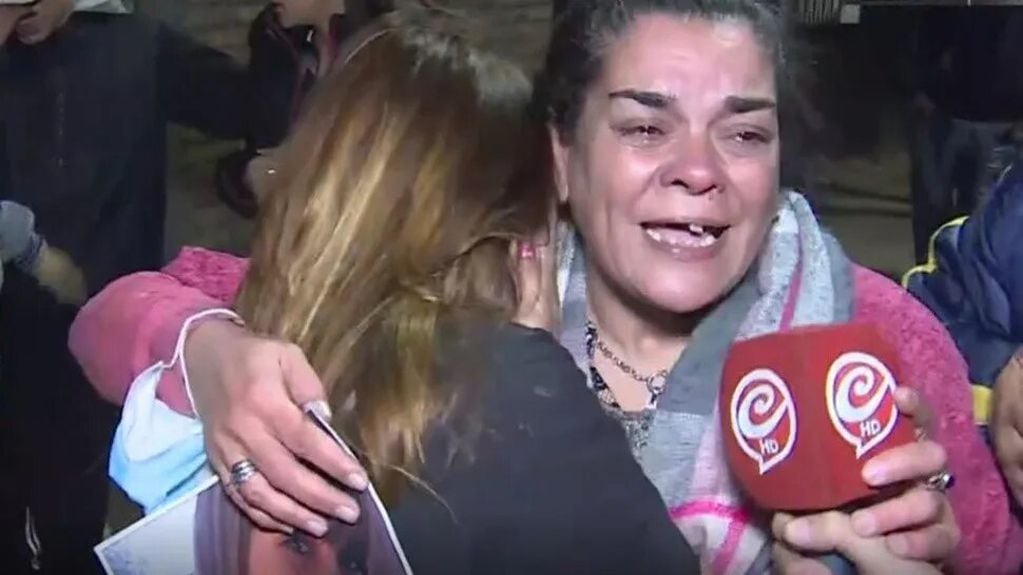 La madre de la adolescente abraza a su hija tras haber aparecido.
