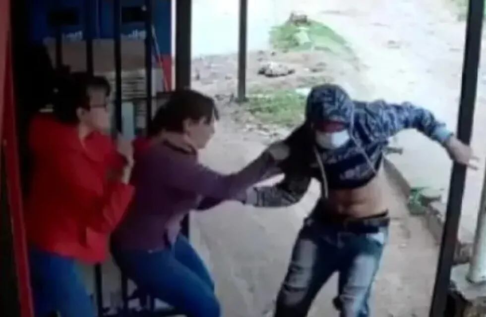 Madre e hija se enfrentaron a dos ladrones que quisieron robar en su kiosco.
