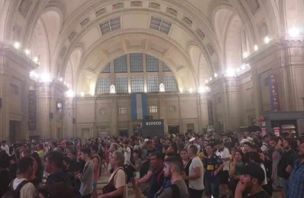 Gran cantidad de usuarios varados a la espera de la reanudación del servicio en la estación de Constitución.