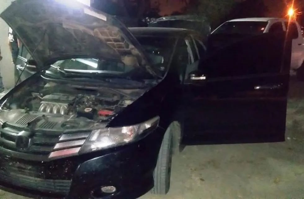 Un automóvil Honda City tenía pedido de secuestro de la Unidad Regional de La Plata de la Policía Federal Argentina por robo.
