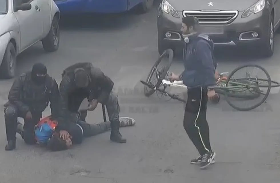 Ciclistas denunciaron agresión policial pero luego se difundió un video donde destrozan un auto. (911)