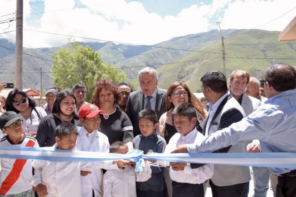 Tradicional corte de cinta, para dejar inaugurado el NIDO en la localidad de Volcán.