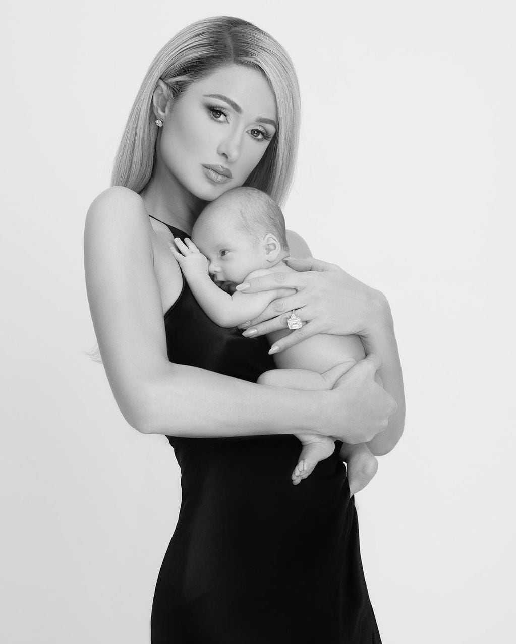 Paris Hilton fue acusada de usar Photoshop en las fotos con su hijo.