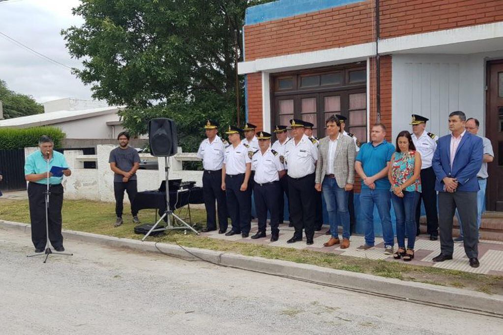 Autoridades participando del acto de entrega del nuevo patrullero y teléfonos CAT a la Comisaría de Despeñaderos.