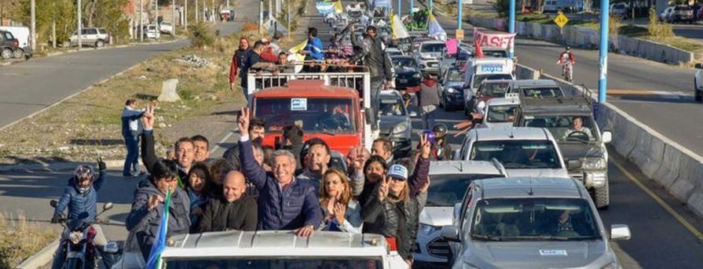 Mariano Arcioni, acompañado de una caravana de autos (Foto: Diario Jornada).