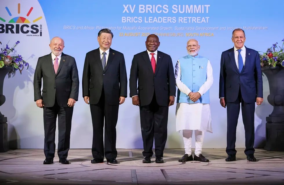 En esta imagen, distribuida por la Oficina de Prensa del Ministerio de Exteriores de Rusia, el presidente de Brasil, Luiz Inácio Lula da Silva; el presidente de China, Xi Jinping; el presidente de Sudáfrica, Cyril Ramaphosa; el primer ministro de India, Narendra Modi, y el ministro de Exteriores de Rusia, Sergey Lavrov, posan para una foto en un momento de la cumbre del grupo BRICS, en Johannesburgo, Sudáfrica, el 22 de agosto de 2023. (Oficina de Prensa del Ministerio de Exteriores de Rusia vía AP)