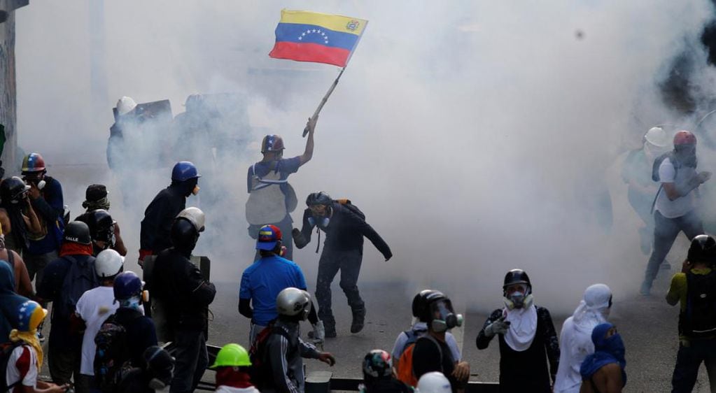 VENEZUELA. Heridos durante una nueva protesta contra Maduro (AP).