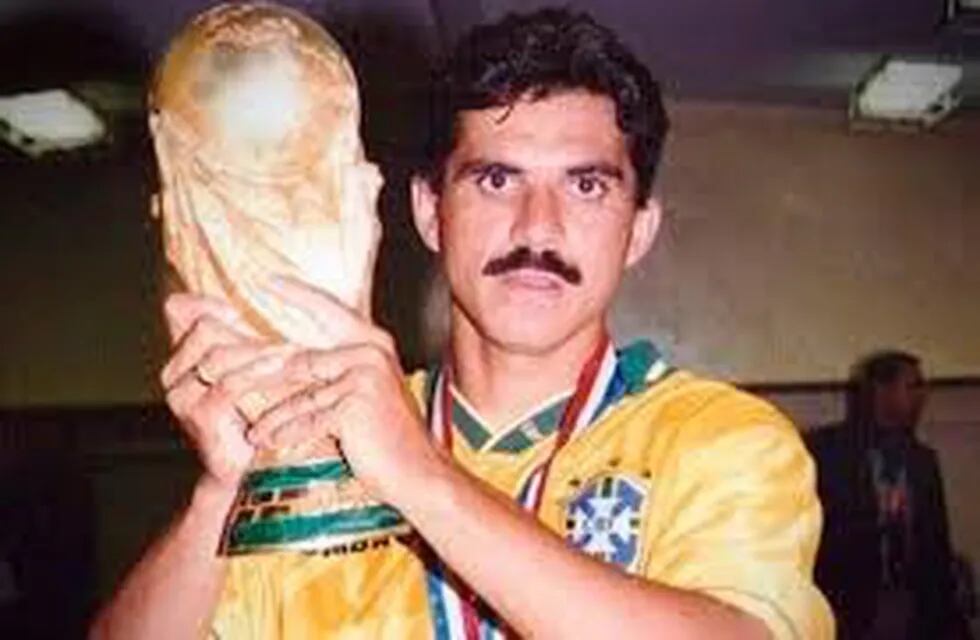 Para el recuerdo. Ricardo Rocha campeón del mundo en 1994. Un par de años después terminaría su carrera en Newell's, donde conoció a Pablo Guiñazú.