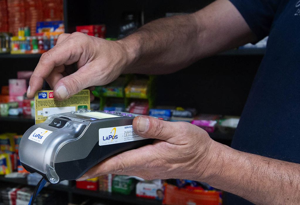 Caja de ahorro para turistas: los bancos podrán ofrecerle a los turistas una tarjeta precargada en pesos contra los dólares de la cuenta.