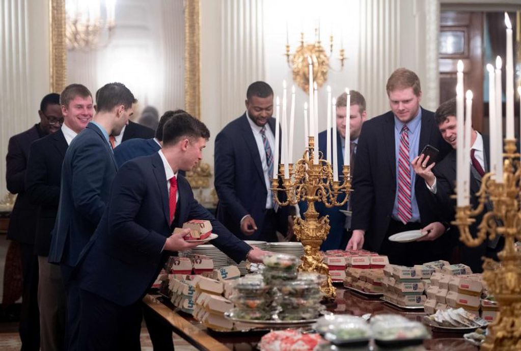 Los invitados que disfrutaron de la comida. (crédito: SAUL LOEB / AFP).