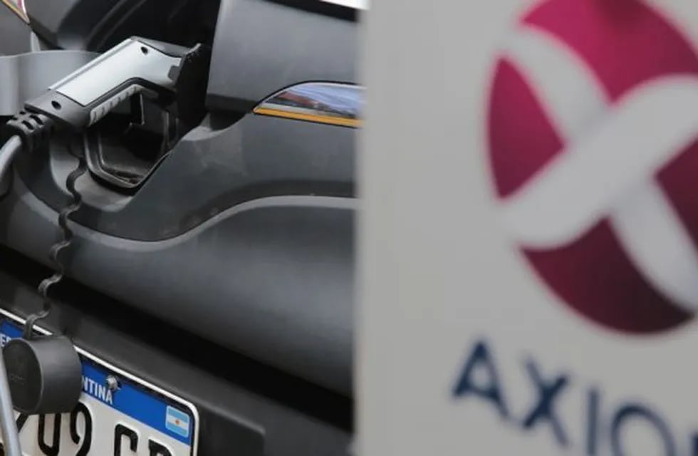 Axion presentó su cargador gratuito para autos eléctricos.