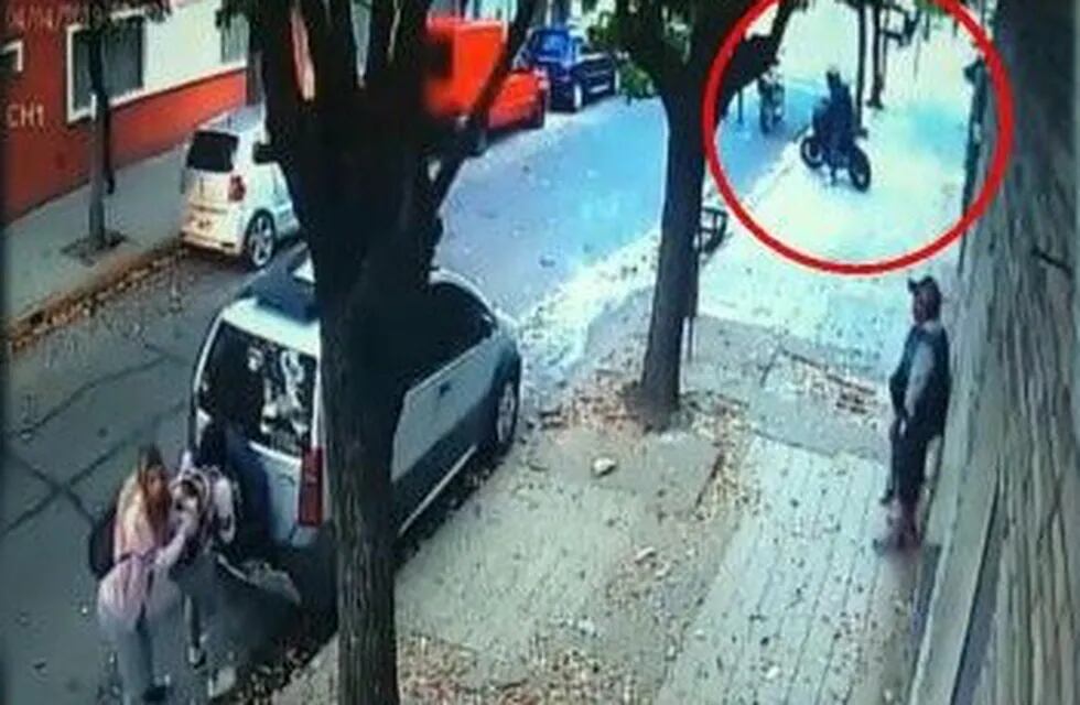 Intentaron robarle la moto a un papá en la puerta de una escuela de Aldo Bonzi y casi matan a una nena